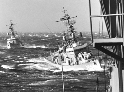 USS John Willis (DE-1027) and USS Van Voorhis (DE-1028) underway off Argentinia in October 1965