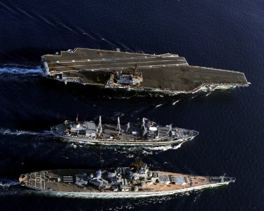 USS Kawishiwi (AO-146) refuels USS Kitty Hawk (CV-63) and USS Missouri (BB-63) in 25 July 1986