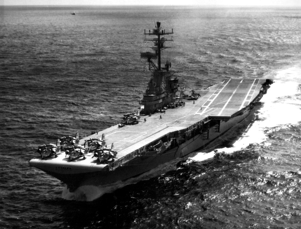 USS Kearsarge (CVS-33) underway September 1962