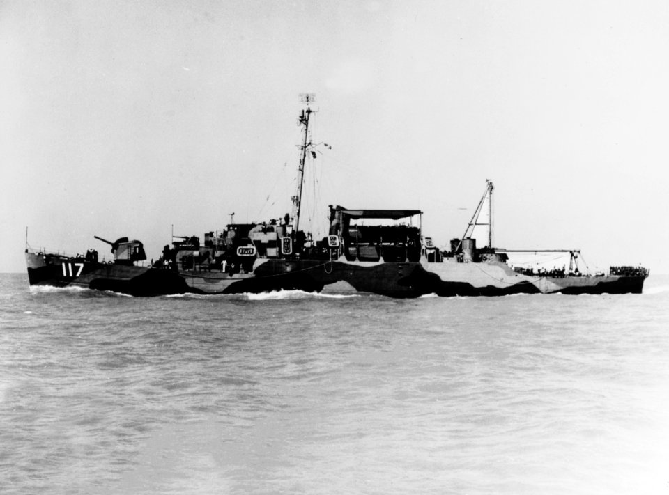 USS Joseph M. Auman (APD-117) underway off the coast of Texas (USA) on 30 April 1945 (NH 92058)