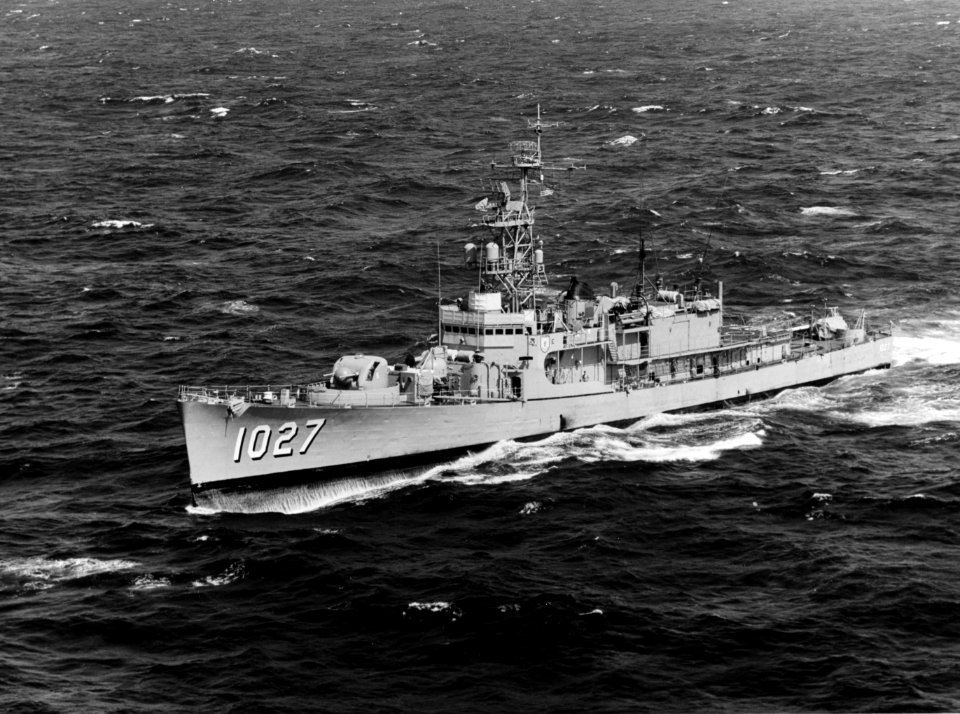 USS John Willis (DE-1027) underway in the the North Atlantic on 22 June 1967 (NH 107510)