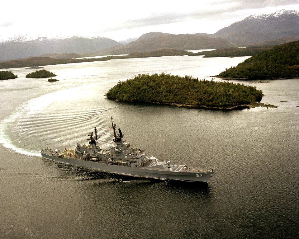 USS Josephus Daniels (CG-27) passes through the Strait of Magellan, 1 July 1990 (6475056)