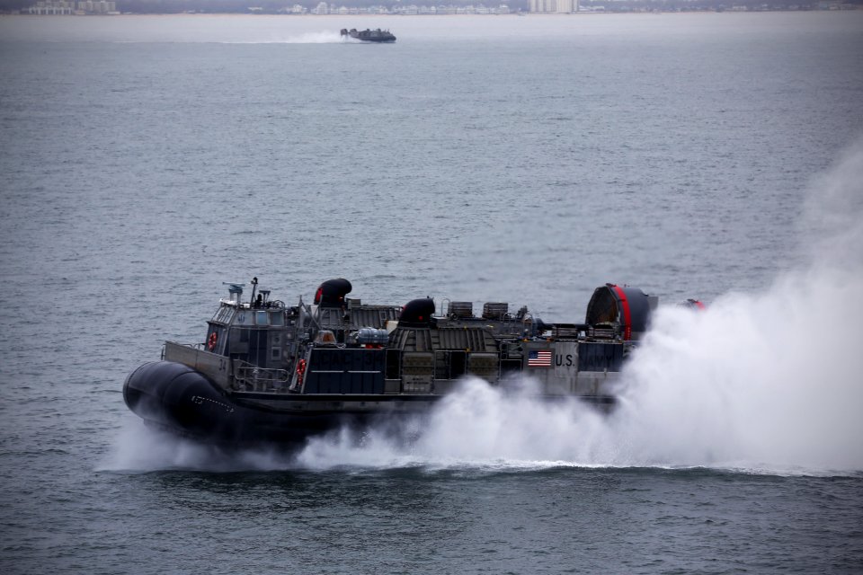 USS Kearsarge conducts amphibious operations. (8391346967)