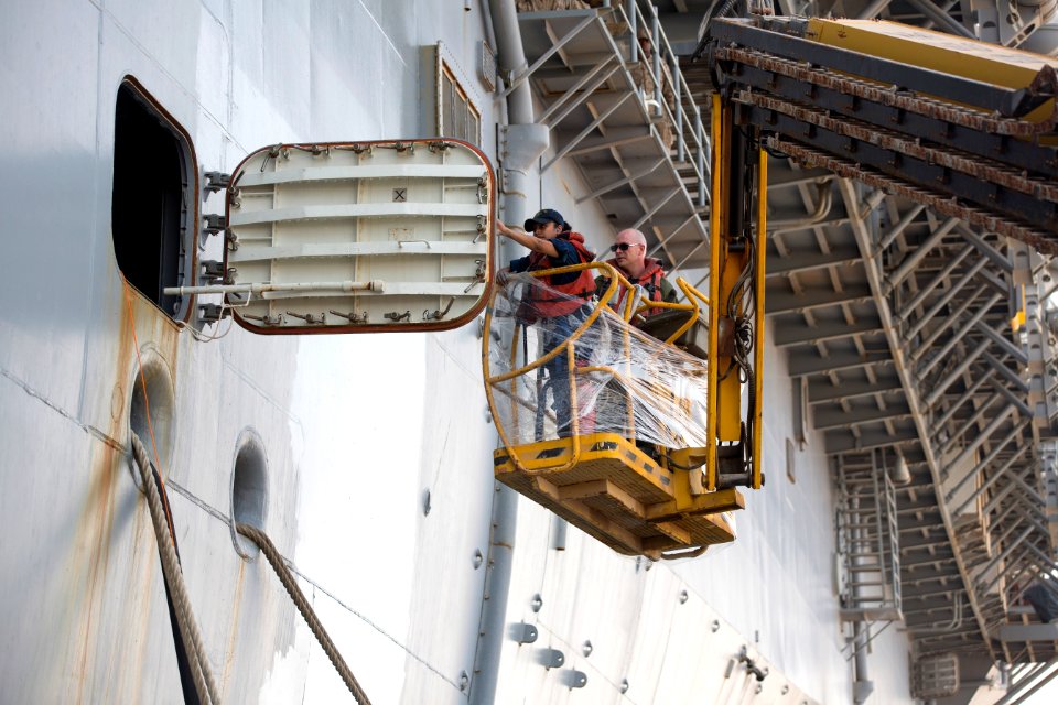 USS Kearsarge port visit 130820-N-AD372-187