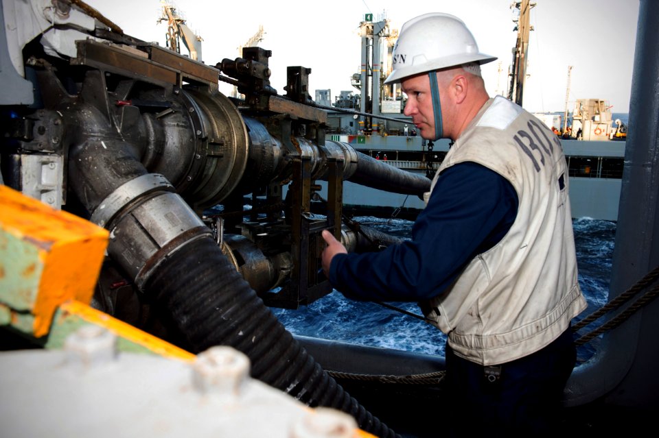 USS Kearsarge takes on fuel. (8432052157)