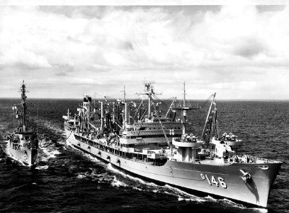 USS Kawishiwi (AO-146) refuels USS Fessenden (DER-142) in the Pacific Ocean on 28 October 1958 (USN 1039377)