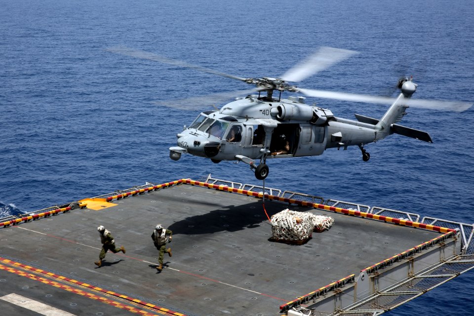 USS Kearsarge conducts flight operations. (8641412346)