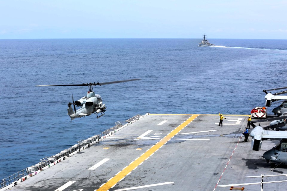USS Kearsarge conducts flight operations. (20256845252)
