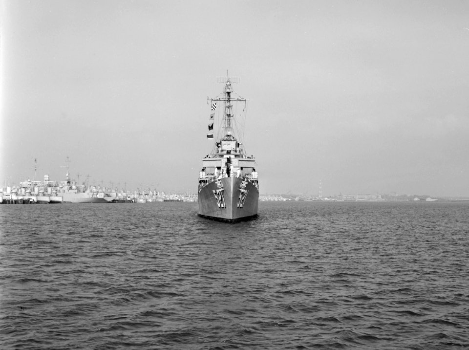 USS Kimberly (DD-521) underway on 29 September 1953 (24741979)