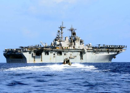 USS Kearsarge conducts a simulated small-craft attack. (8718533968)