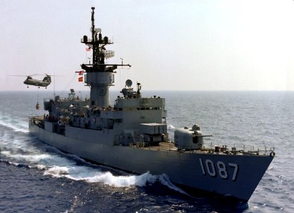USS Kirk (FF-1087) UNREP