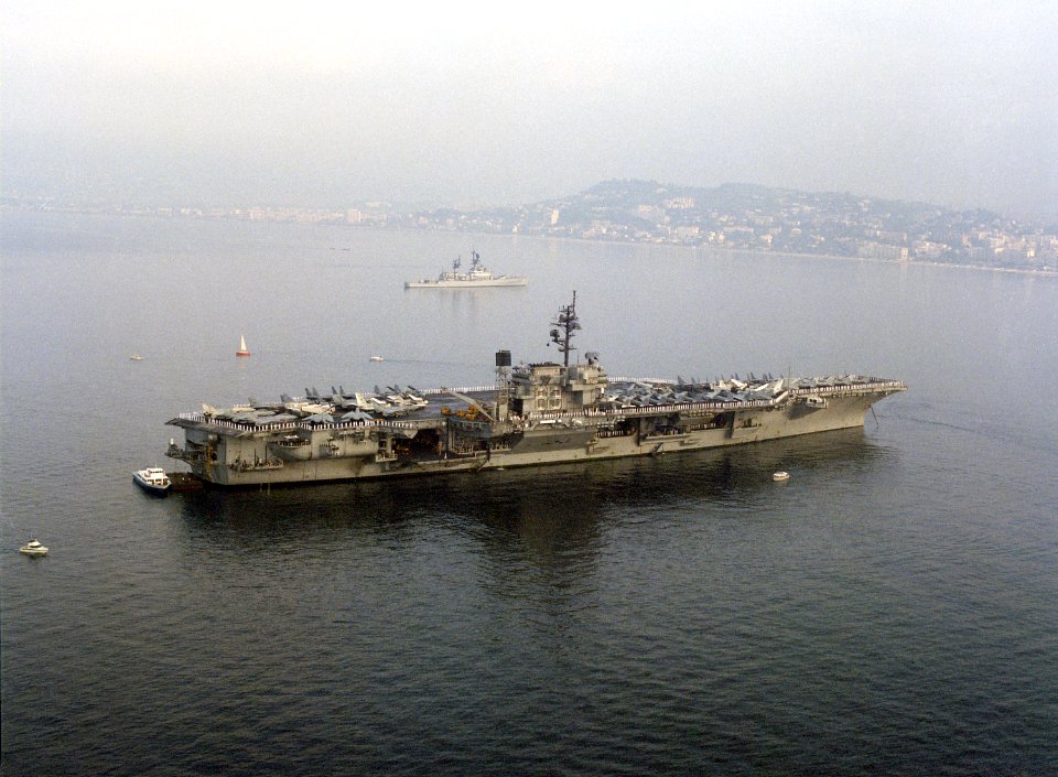 USS Kitty Hawk (CV-63) and USS Josephus Daniels (CG-27) anchored off Cannes, France, on 6 June 1987 (6419393)