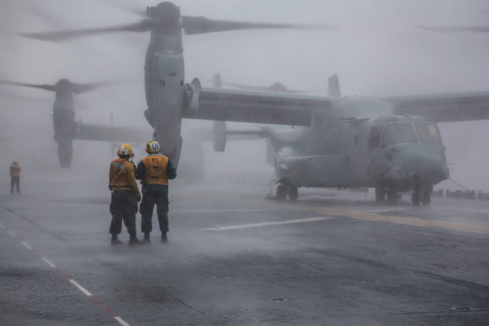 USS Kearsarge prepares for flight operations. (20292742016)