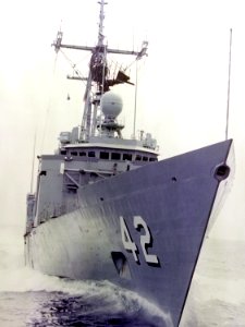 USS Klakring (FFG-42) underway in the Atlantic Ocean, 28 June 1983 (6405087)