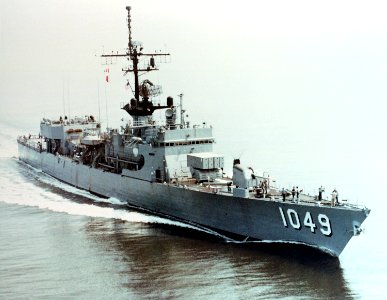 USS Koelsch (FF-1049) underway at sea on 21 May 1985 (6403825)