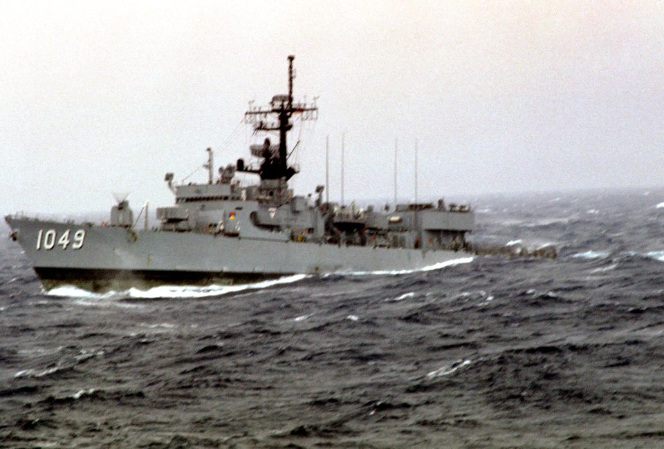 USS Koelsch (FF-1049) underway in rough seas in the Atlantic Ocean, 1 March 1986 (6421750)