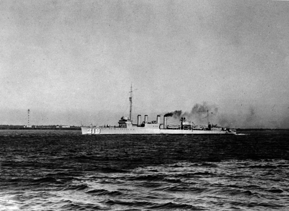 USS Kidder (DD-319) underway during the 1920s (NH 52058)