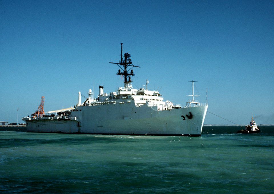 USS La Salle (AGF-3) leaving Bahrain 1988