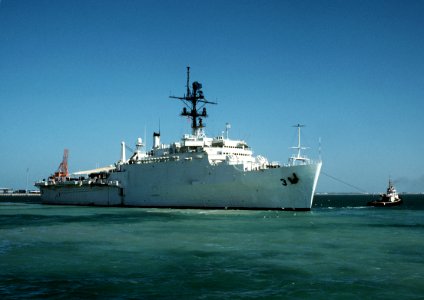 USS La Salle (AGF-3) leaving Bahrain 1988
