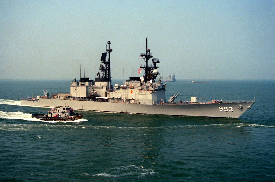 USS Kidd (DDG-993) underway with tug in 1990