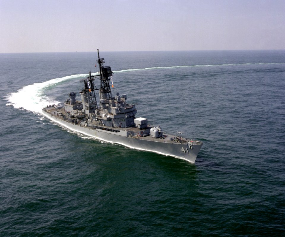 USS King (DDG-41) executing a hard turn to port on 5 May 1987 (6429953)