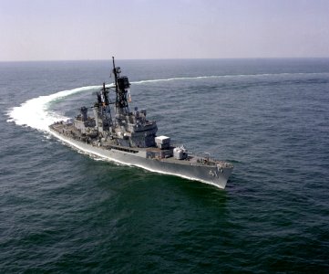 USS King (DDG-41) executing a hard turn to port on 5 May 1987 (6429953)