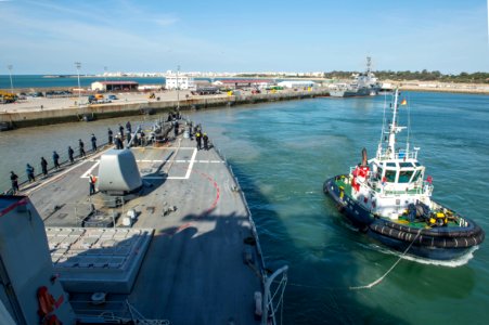 USS Laboon departs Naval Station Rota. (16764709272)