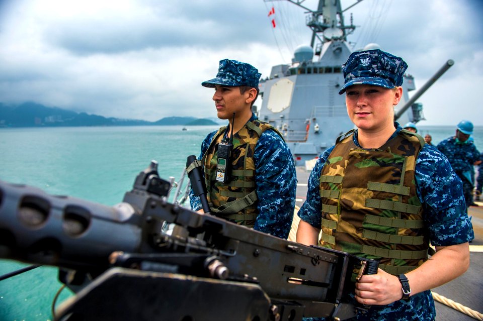 USS Kidd arrives in Hong Kong 140616-N-TG831-016
