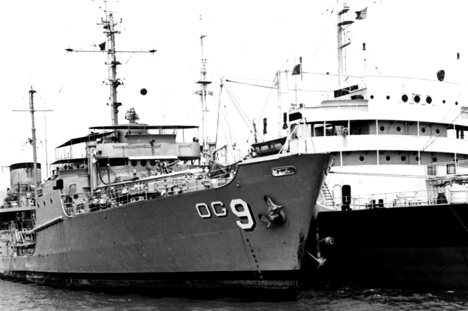 USS Kishwaukee (AOG-9) taking on fuel from USNS Pecos (T-AO-65) at Da Nang, South Vietnam, 13 March 1967 (L45-158.05.01)