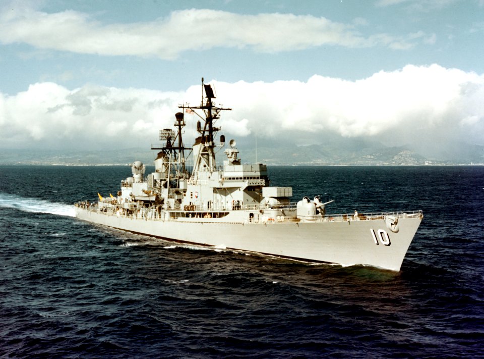USS King (DLG-10) operating off the coast of Oahu, Hawaii, on 10 September 1961