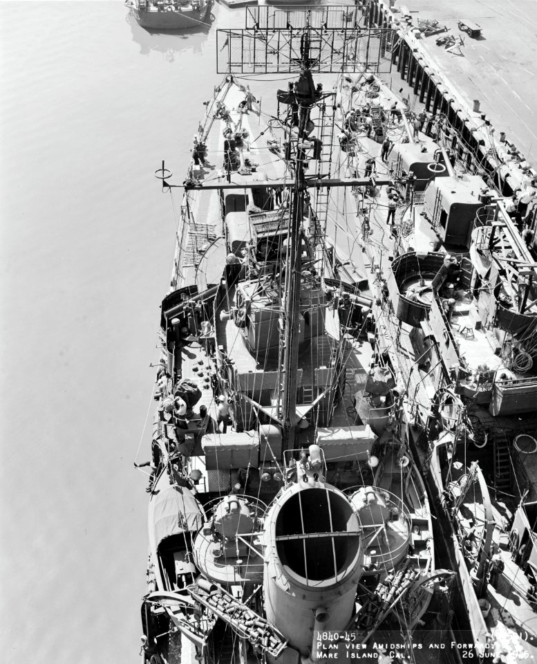 USS Kimberly (DD-521) and USS Young (DD-580) at the Mare Island Naval Shipyard, California (USA), on 26 June 1945 (NH 99746)