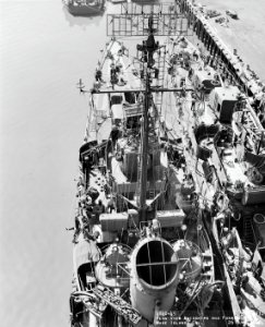 USS Kimberly (DD-521) and USS Young (DD-580) at the Mare Island Naval Shipyard, California (USA), on 26 June 1945 (NH 99746)