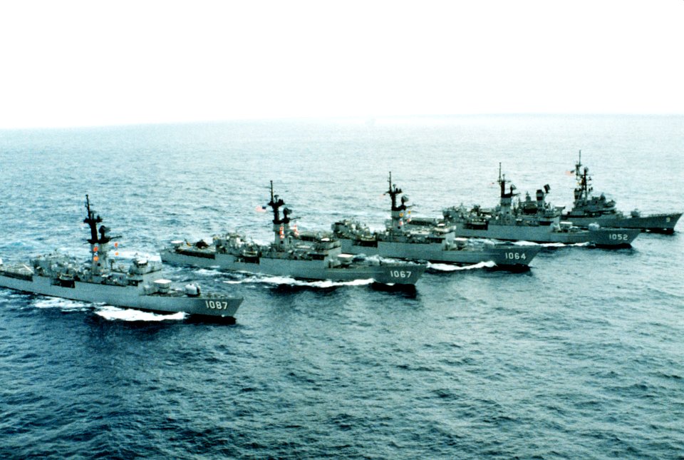 USS Kirk (FF-1087), USS Francis Hammond (FF-1067), USS Lockwood (FF-1064), USS Knox (FF-1052) and USS Towers (DDG-9) underway on 1 October 1987 (6479166)