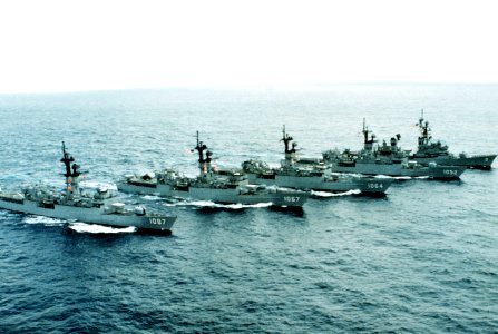 USS Kirk (FF-1087), USS Francis Hammond (FF-1067), USS Lockwood (FF-1064), USS Knox (FF-1052) and USS Towers (DDG-9) underway on 1 October 1987 (6479166)