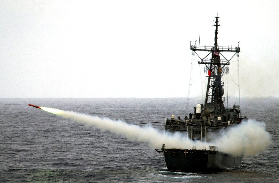 USS Klakring (FFG-42) launches BQM-74E drone in the Pacific Ocean on 5 July 2002 (6612351)