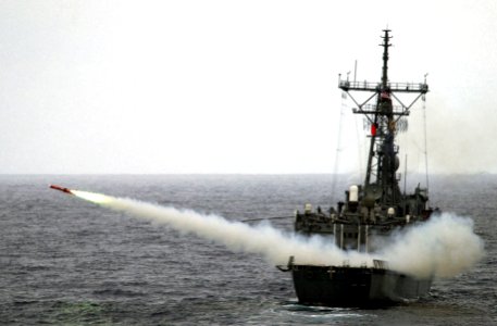 USS Klakring (FFG-42) launches BQM-74E drone in the Pacific Ocean on 5 July 2002 (6612351)