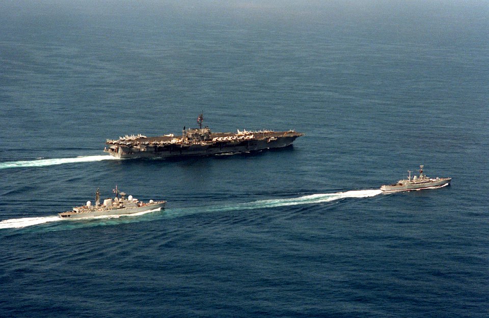 USS Kitty Hawk (CV-63), HMS Exeter (D89) and HMS Jupiter (F60) underway on 26 September 1985 (6418848)