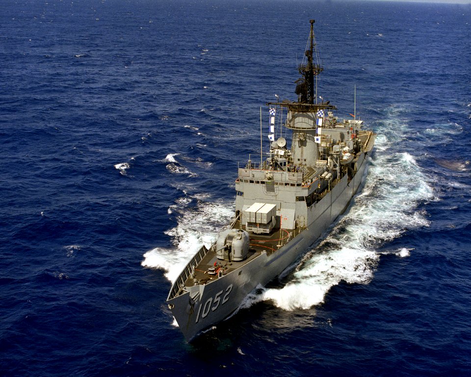 USS Knox (FF-1052) underway off Luzon on 9 December 1981 (6349376)
