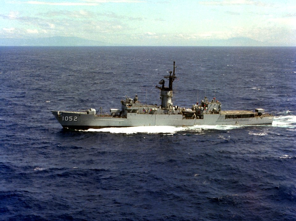 USS Knox (FF-1052) underway at sea on 9 December 1981 (6349375)