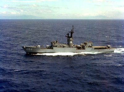 USS Knox (FF-1052) underway at sea on 9 December 1981 (6349375)