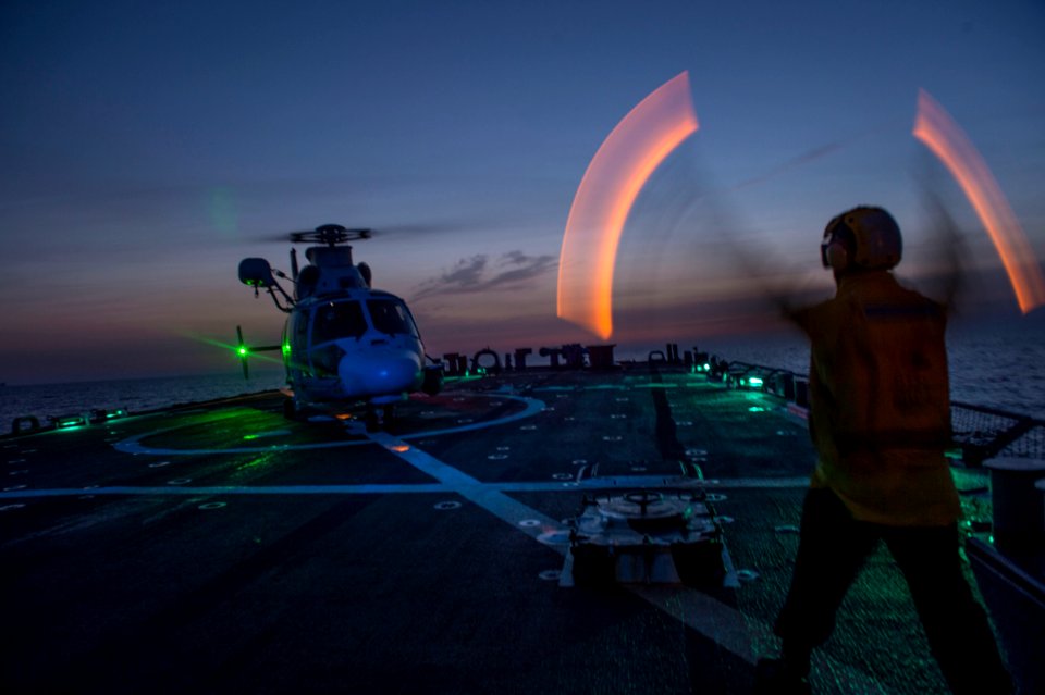 USS Laboon conducts flight operations. (16710578564)