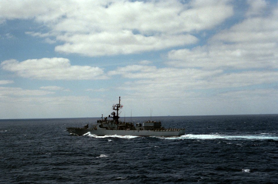 USS Koelsch (FF-1049) underway in Chesapeake Bay (USA) on 22 August 1985 (6417696)