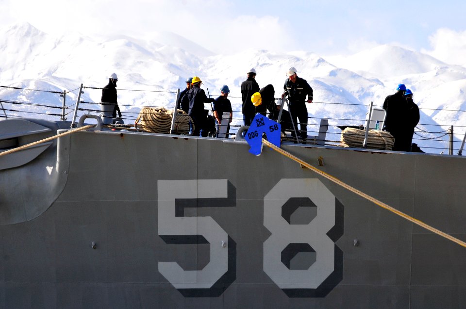 USS Laboon arrives in Souda Bay. (8476434486)