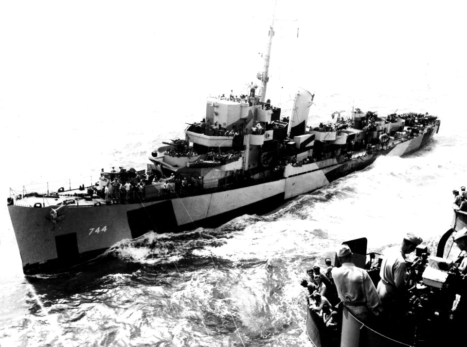 USS Kyne (DE-744) underway in the Pacific Ocean, in June 1945 (80-G-379052)