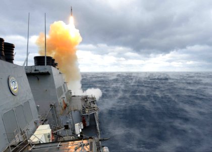 USS Laboon launches an SM-2 missile. (16457546966)