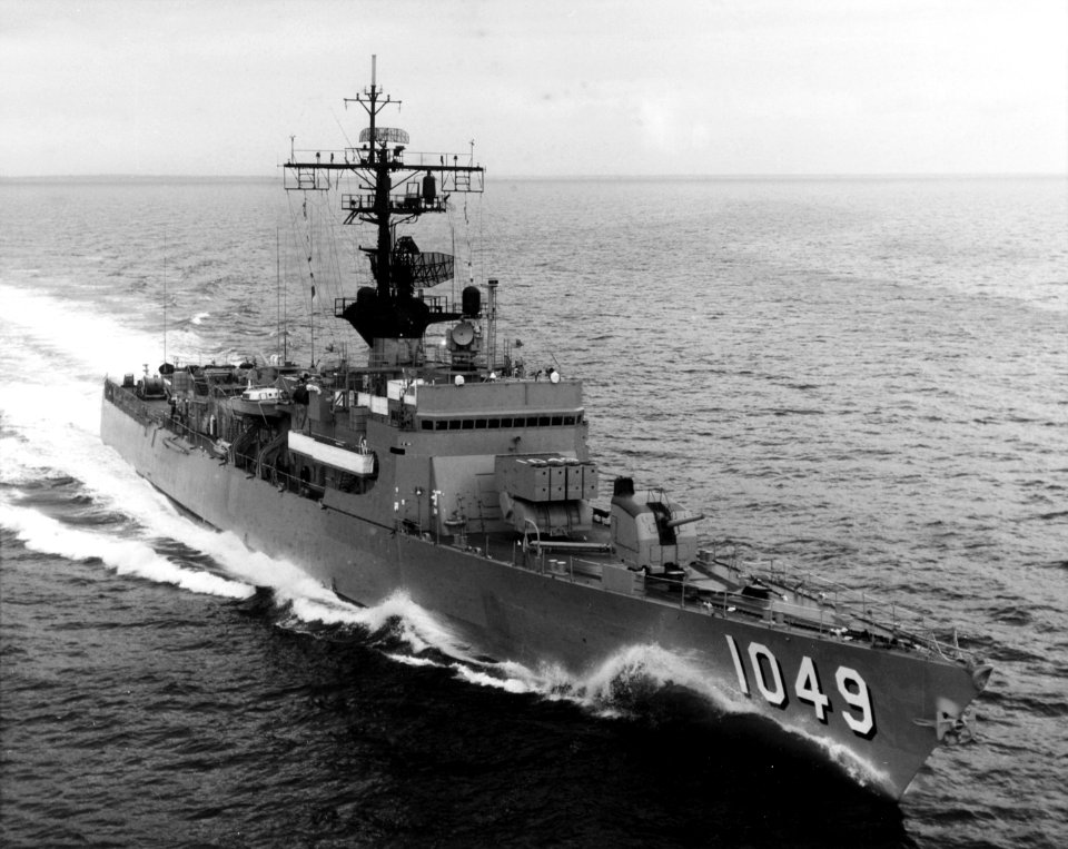 USS Koelsch (DE-1049) underway in Narragansett Bay on 26 April 1971 (NH 107492)
