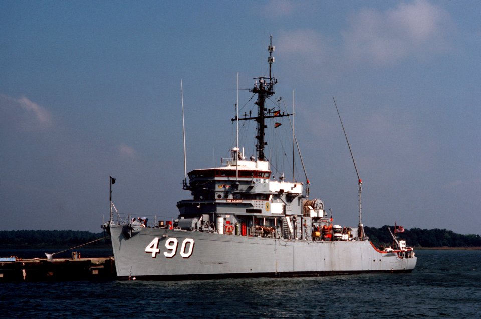 USS Leader (MSO-490) docked at Naval Station Charleston, South Carolina (USA), on 1 October 1984 (6432577)