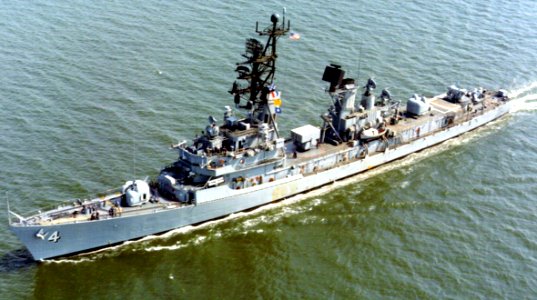 USS Lawrence (DDG-4) underway in Hamtpon Roads, Virginia (USA), circa in mid-1972