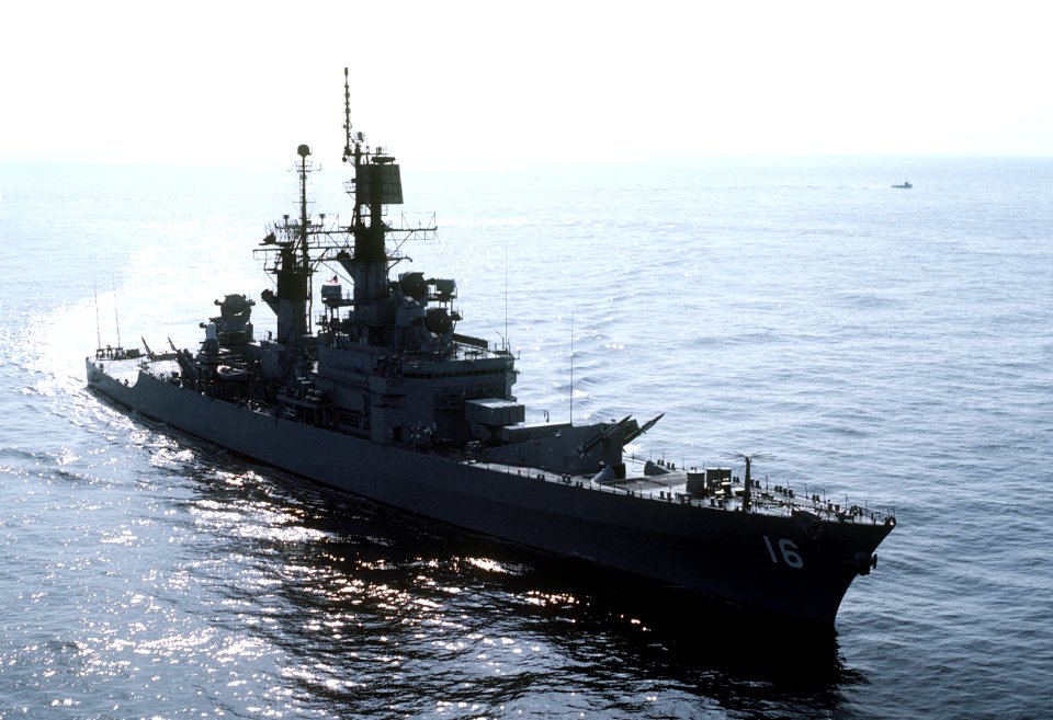 USS Leahy (CG-16) underway in the Pacific Ocean on 17 January 1983 (6408654)