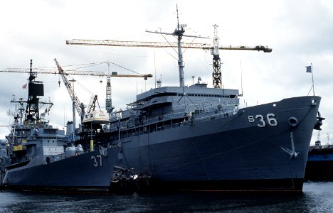 USS L.Y. Spear (AS-36) and USS Farragut (DDG-37) undergoing overhauls at NORSHIPCO, Virginia (USA), on 14 June 1987 (6423276)